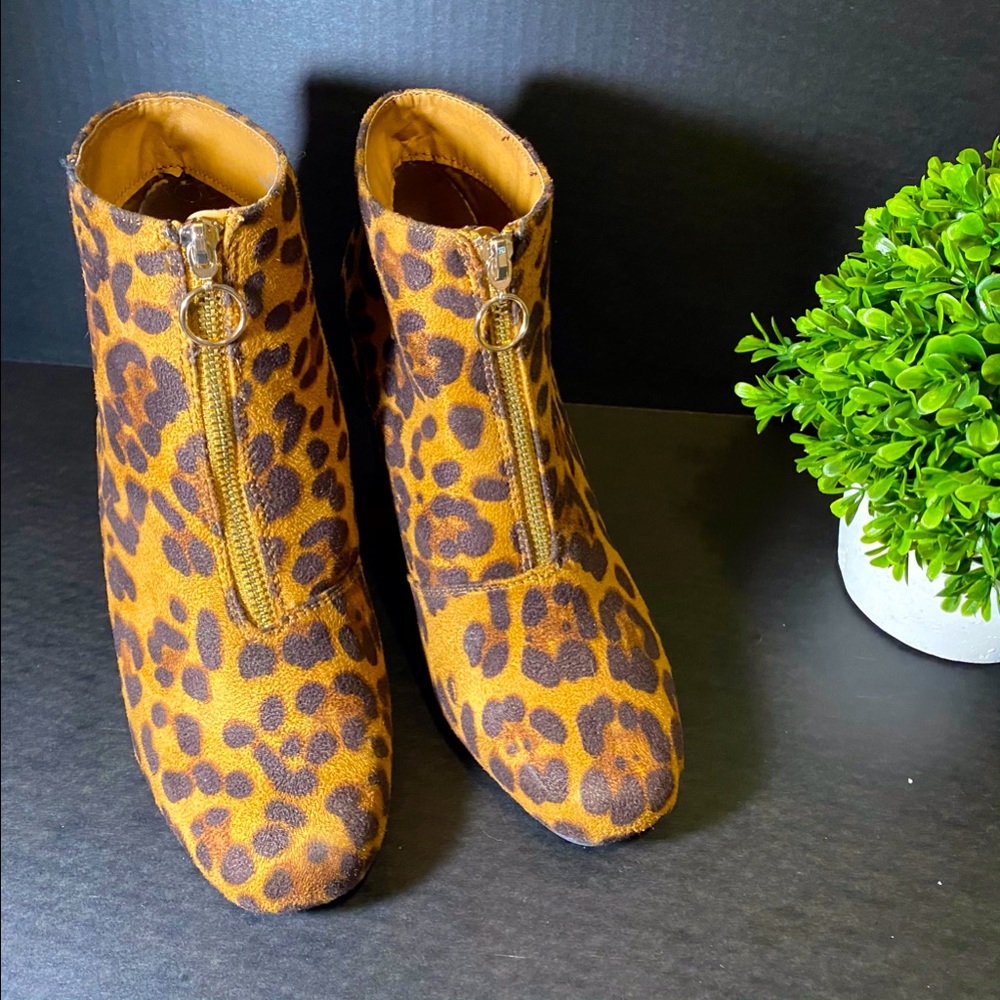 Size 9 wide cheetah booties